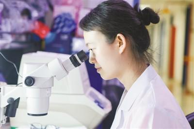她29岁成为北大博导 能跑马拉松还会做蛋糕裱花
