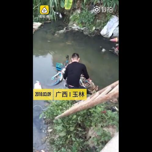 单架床怎么画小凤侃世界丨暖爸臭水沟里“拯救”废弃单车 俩闺女一旁加油助威_https://www.jmylbn.com_新闻资讯_第1张