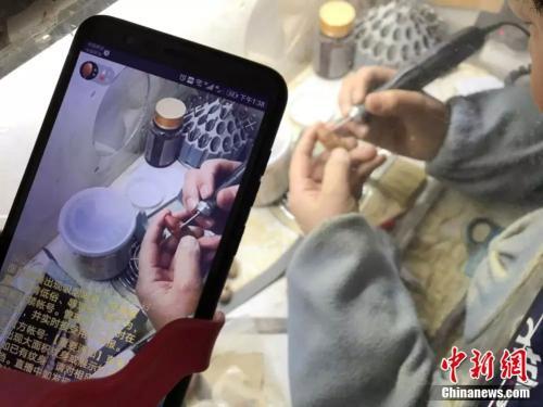 袖珍夫妻 童话世界 核雕创业 直播达人