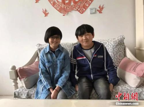 袖珍夫妻 童话世界 核雕创业 直播达人